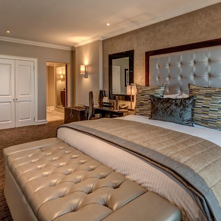 Intercontinental Johannesburg Or Tambo Airport Hotel By Ihg Kempton Park Extérieur photo A bedroom at The Dorchester