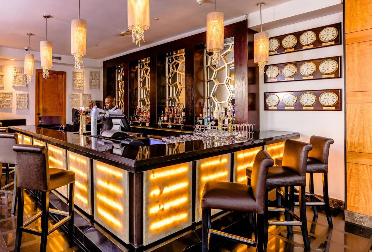 Intercontinental Johannesburg Or Tambo Airport Hotel By Ihg Kempton Park Extérieur photo The bar at the hotel