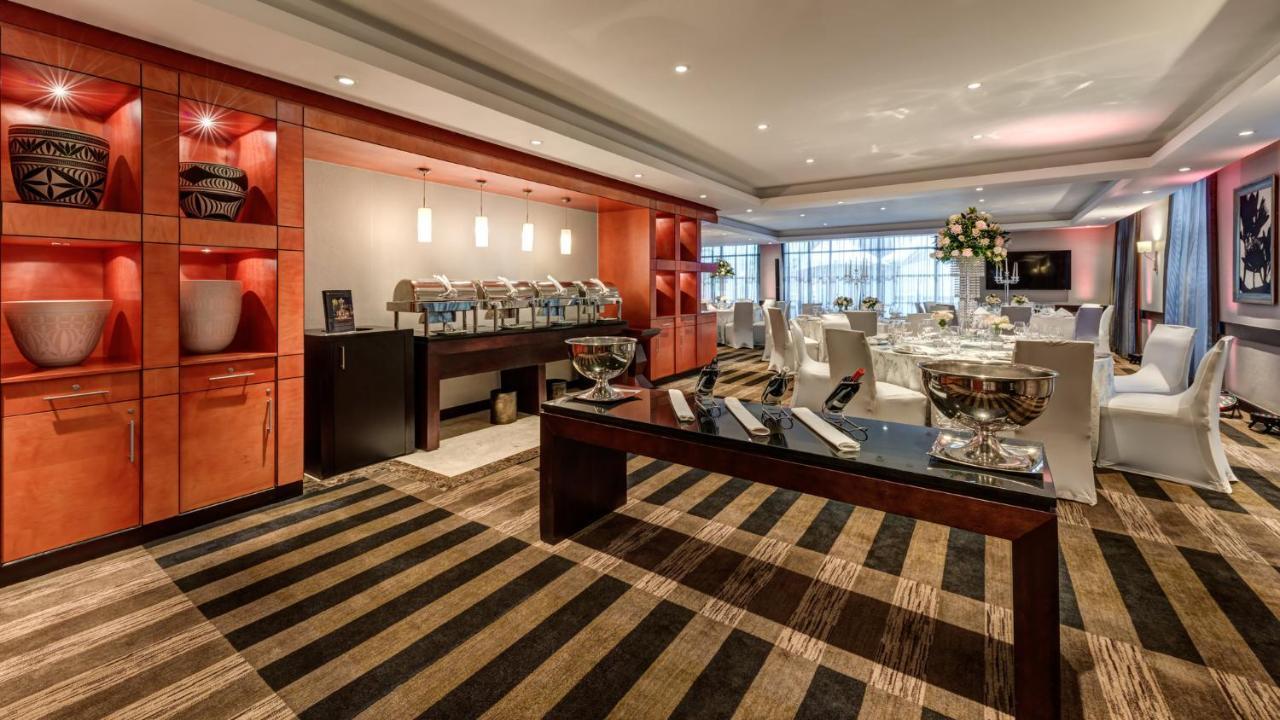 Intercontinental Johannesburg Or Tambo Airport Hotel By Ihg Kempton Park Extérieur photo The Club at London Heathrow Airport