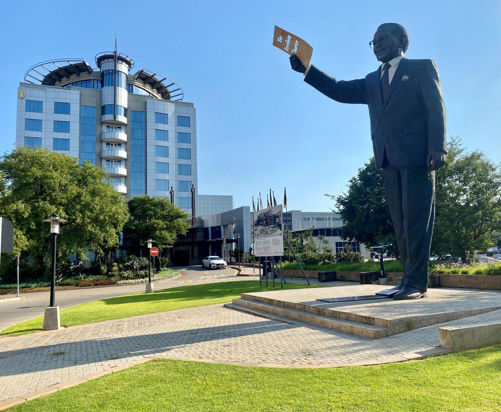 Intercontinental Johannesburg Or Tambo Airport Hotel By Ihg Kempton Park Extérieur photo Statue of Maurice Thorez in Mantes