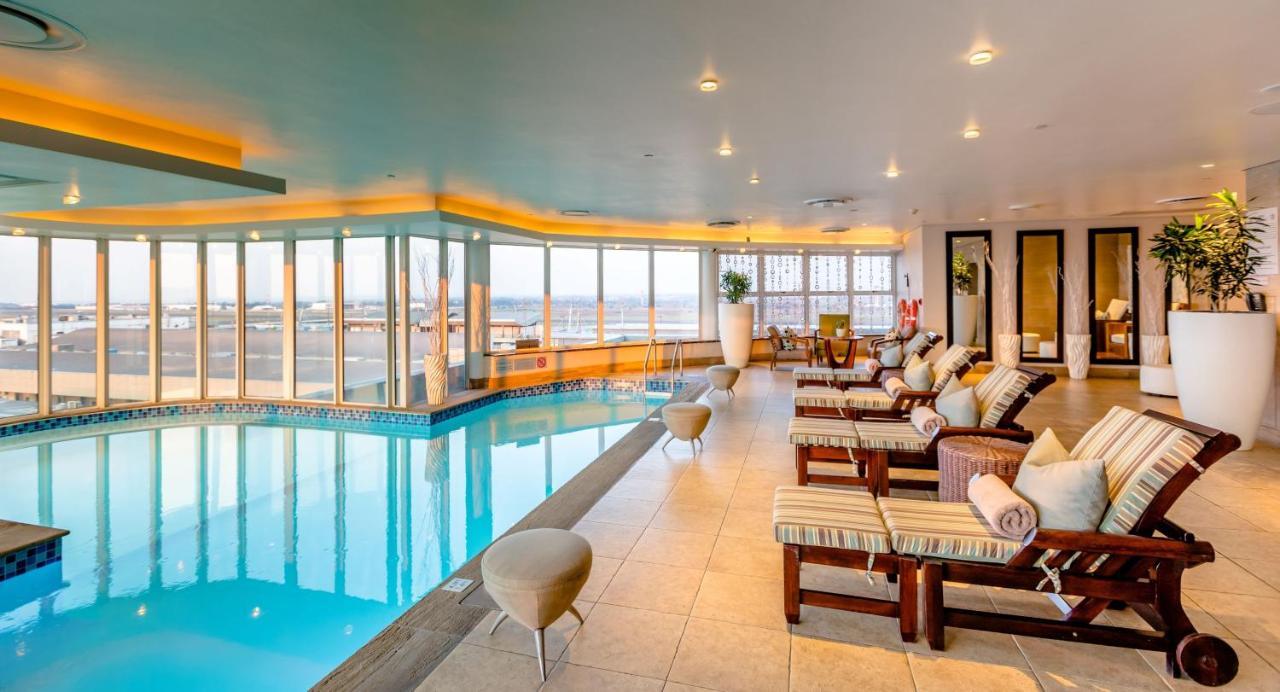 Intercontinental Johannesburg Or Tambo Airport Hotel By Ihg Kempton Park Extérieur photo The pool at the InterContinental