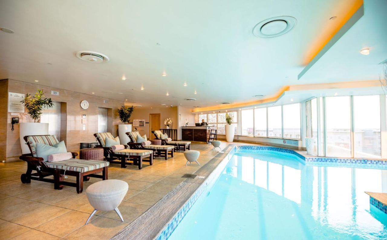 Intercontinental Johannesburg Or Tambo Airport Hotel By Ihg Kempton Park Extérieur photo The pool at the 12th floor