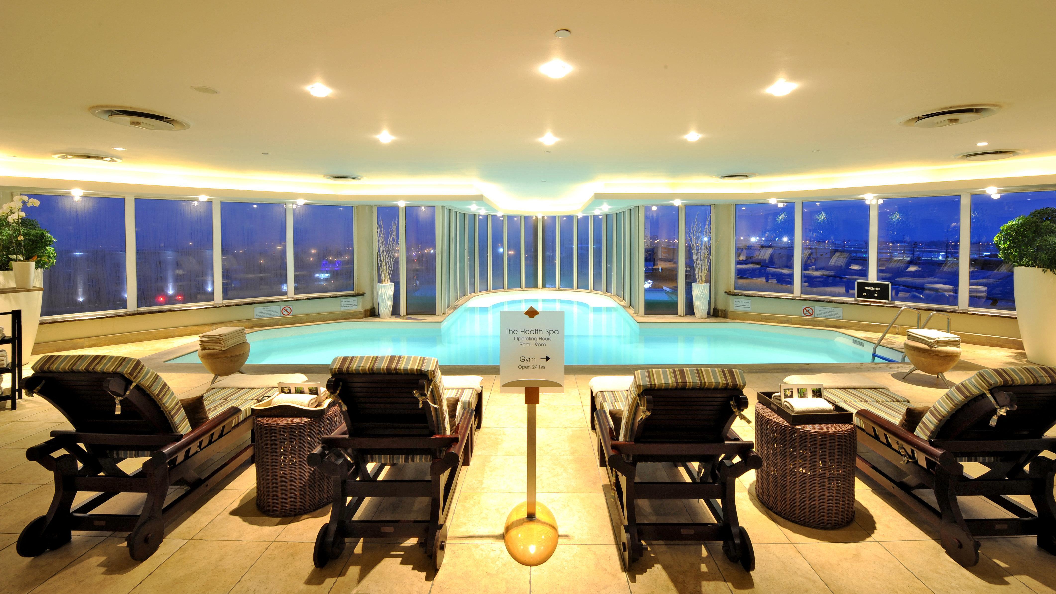 Intercontinental Johannesburg Or Tambo Airport Hotel By Ihg Kempton Park Extérieur photo The pool at the 36th floor