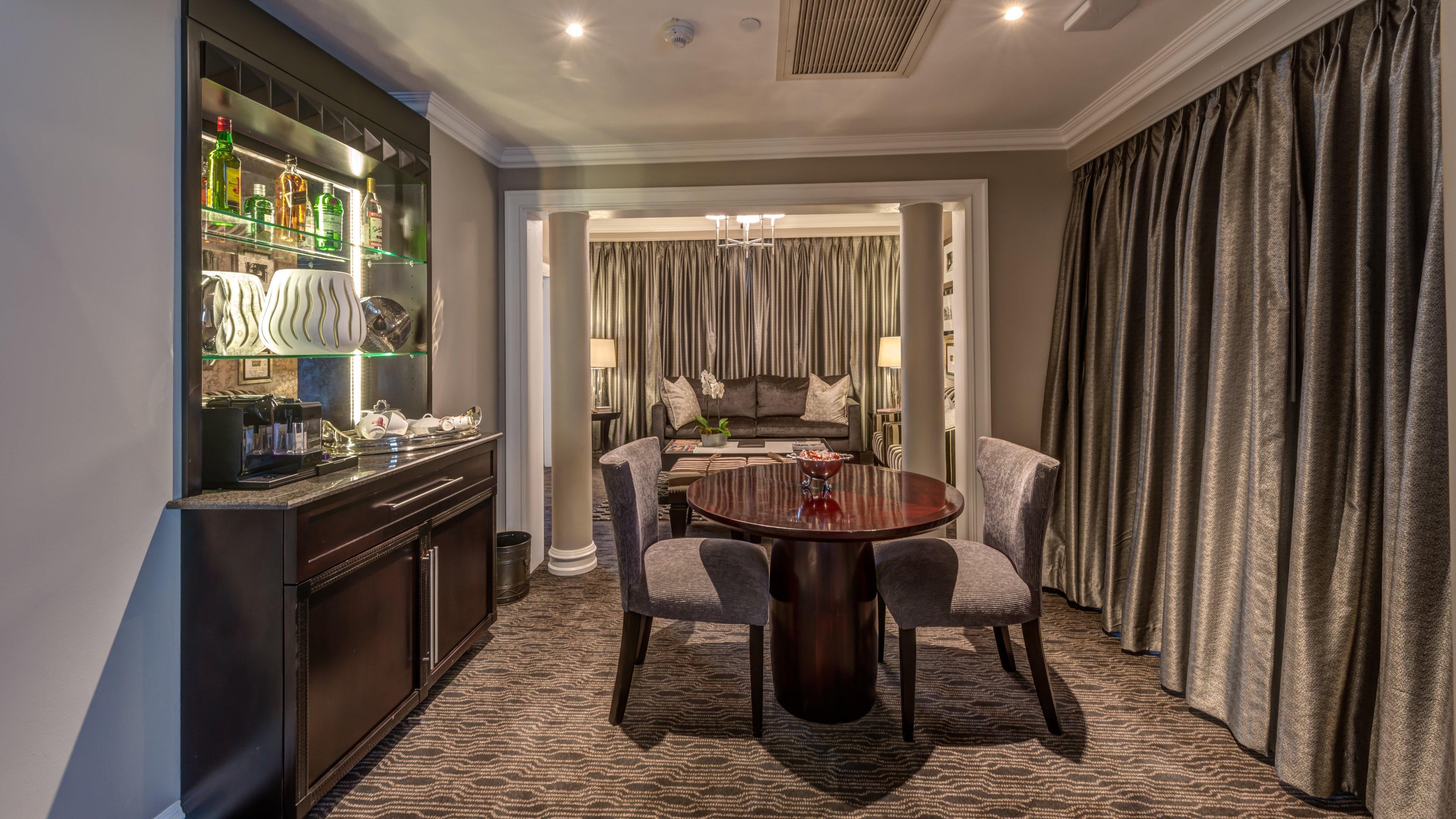 Intercontinental Johannesburg Or Tambo Airport Hotel By Ihg Kempton Park Extérieur photo The interior of a suite