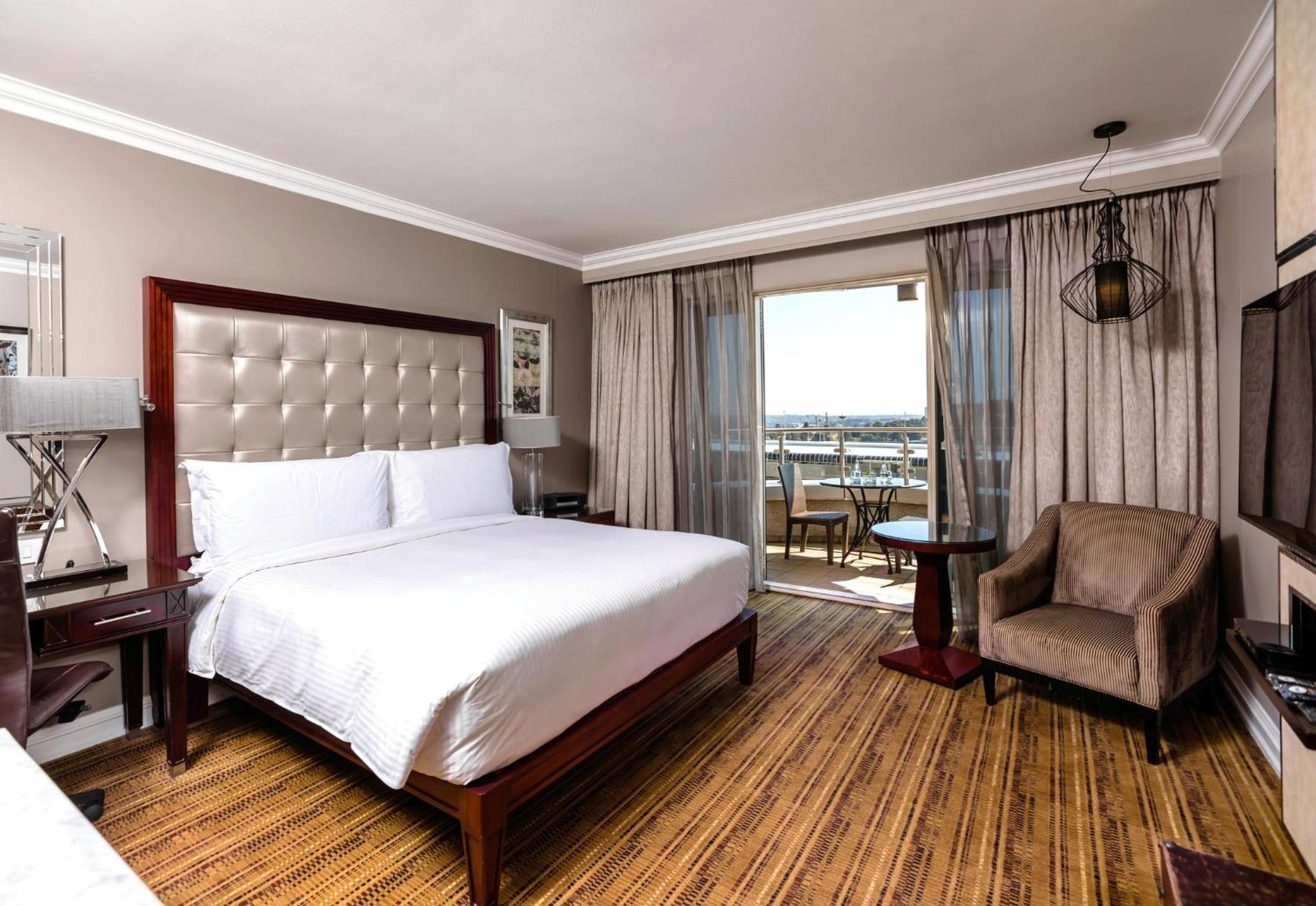 Intercontinental Johannesburg Or Tambo Airport Hotel By Ihg Kempton Park Extérieur photo A room at the Hilton Cape Town Waterfront
