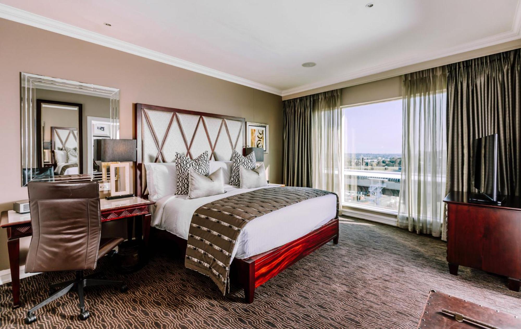 Intercontinental Johannesburg Or Tambo Airport Hotel By Ihg Kempton Park Extérieur photo A bedroom at the Four Seasons Hotel