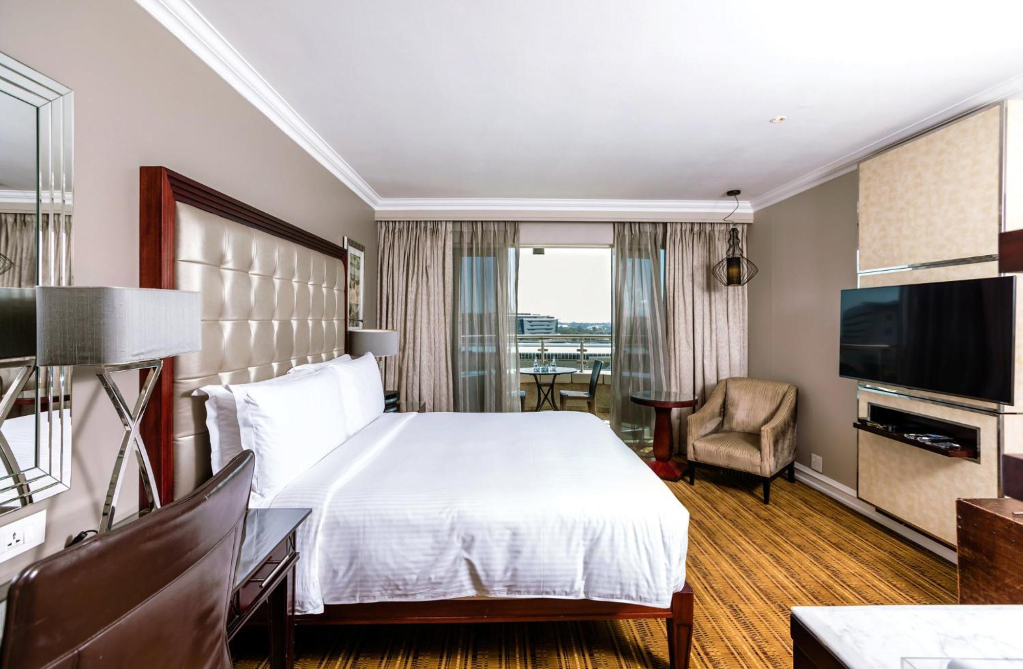 Intercontinental Johannesburg Or Tambo Airport Hotel By Ihg Kempton Park Extérieur photo A bedroom at the Hilton