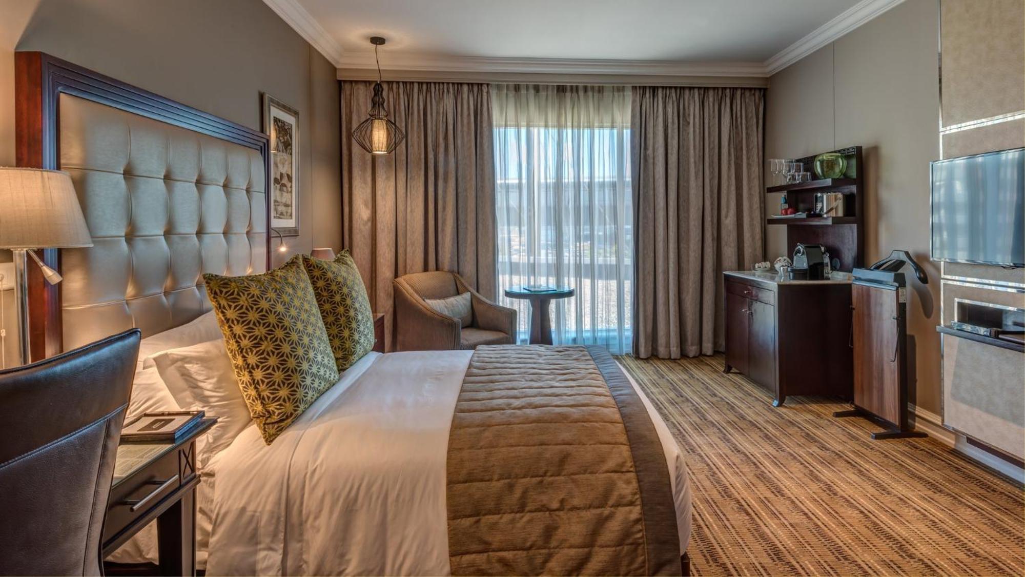 Intercontinental Johannesburg Or Tambo Airport Hotel By Ihg Kempton Park Extérieur photo A room at the Hilton London Heathrow
