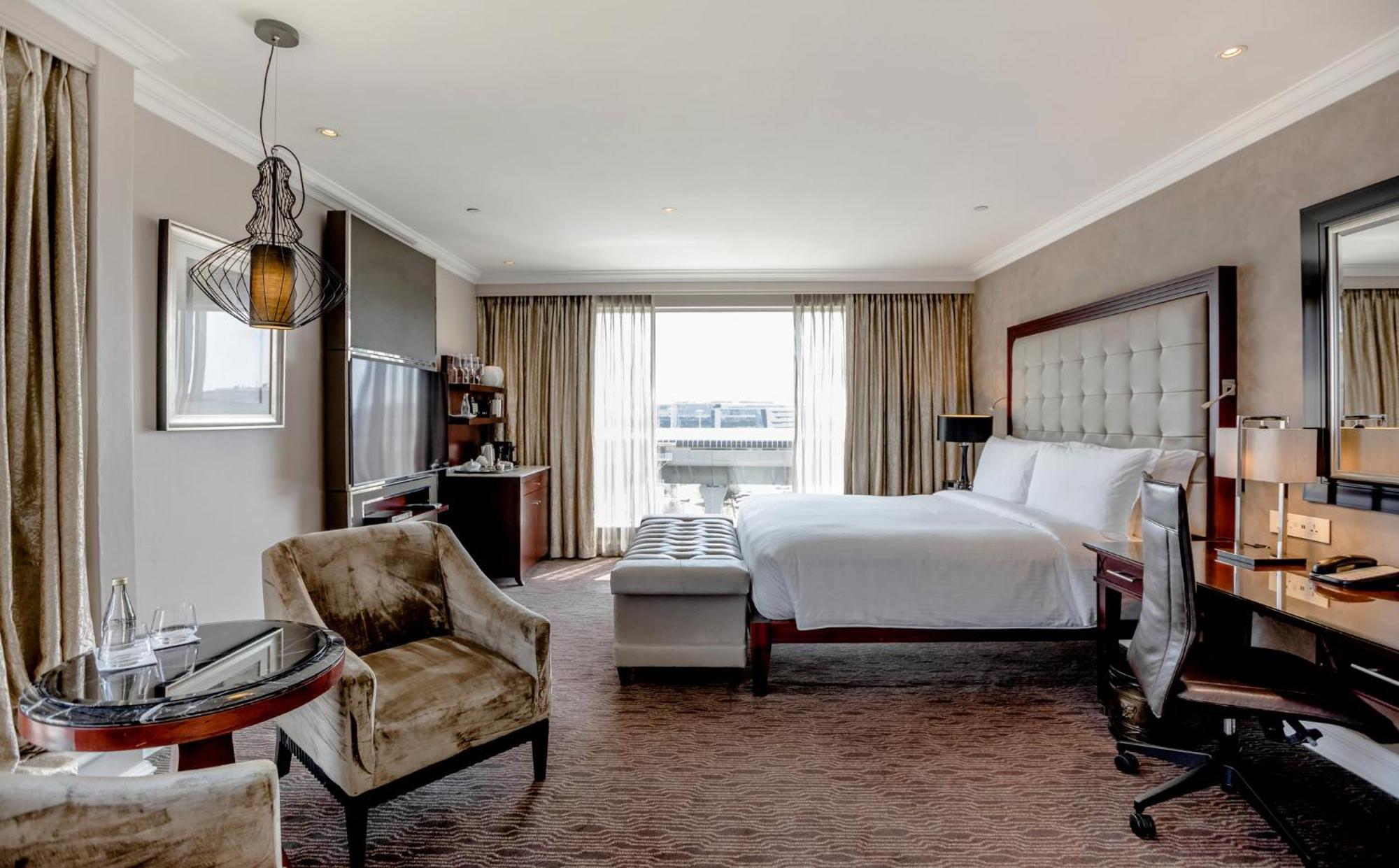 Intercontinental Johannesburg Or Tambo Airport Hotel By Ihg Kempton Park Extérieur photo A guest room at the InterContinental
